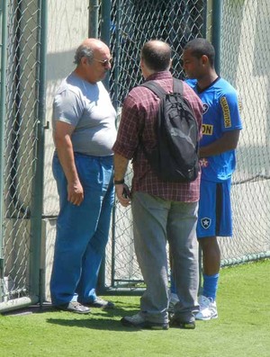 Jobson conversa com o médico Roberto Hallal (Foto: Thales Soares / globoesporte.com)