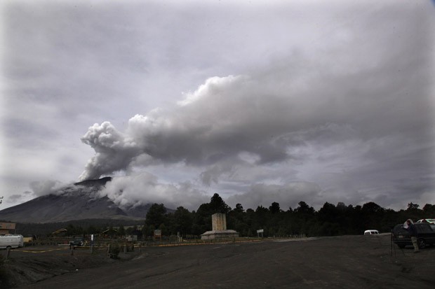 Nuvem de cinzas e vapor sobe o vulcão Popocatepetl visto da cidade de Paso de Cortés  (Foto: Marco Ugarte/AP)