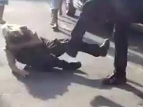 Já caída no chão, segurança de clube de Três Corações, MG, ainda é chutada por agressor; homem atacou segurança de clube neste sábado (17) (Foto: Reprodução/Redes Sociais) Já caída no chão, segurança de clube de Três Corações, MG, ainda é chutada por agressor; homem atacou segurança de clube neste sábado (17) (Foto: Reprodução/Redes Sociais)