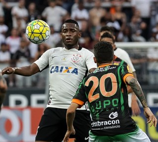 Alvo preferido, Willians festeja trégua com a torcida do Corinthians