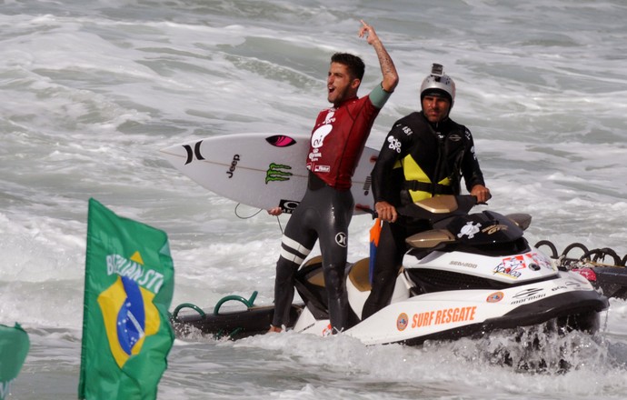 Filipe Toledo comemora título do Rio Pro (Foto: André Durão)