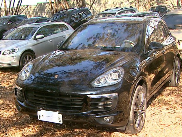 PF e Gaeco apreenderam 12 carros de luxo e R$ 320 mil em Ribeirão Preto (Foto: Reprodução/EPTV)