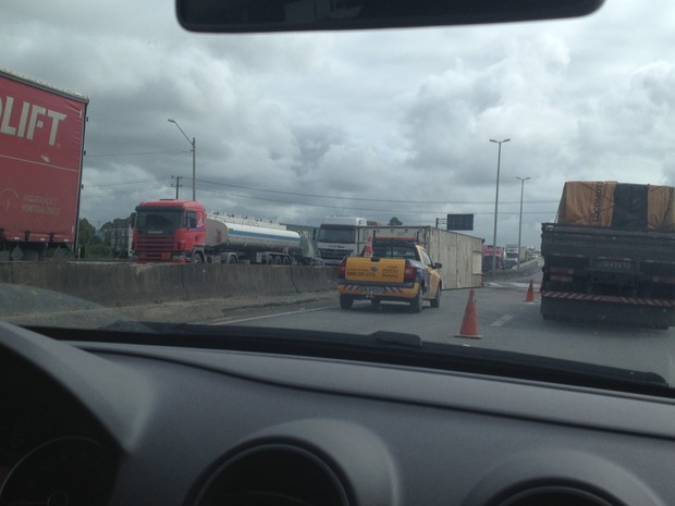 G1 Acidente caminhão interdita parte do tráfego na BR 101 em