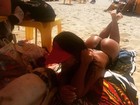 Mulher Melancia aproveita sol forte no Rio para bronzear o bumbum