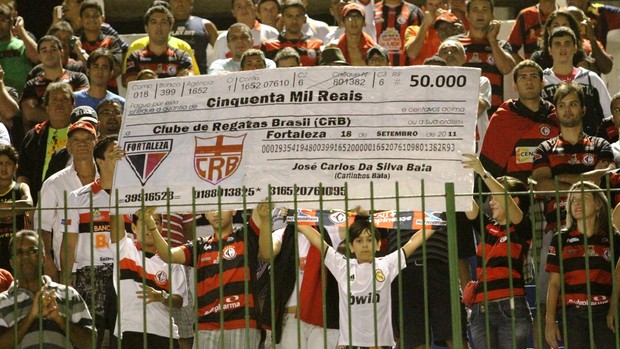 torcida do campinense binca com o crb - cheque gigante (Foto: Magnus Menezes / Jornal da Paraíba)
