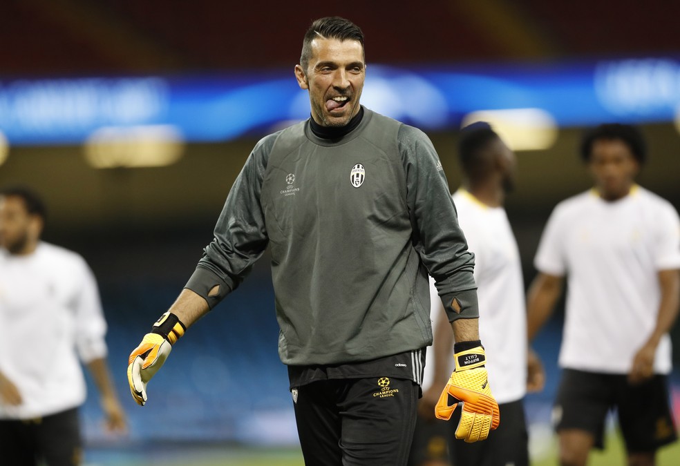 Buffon é a segurança da meta do Juve (Foto: Reuters)