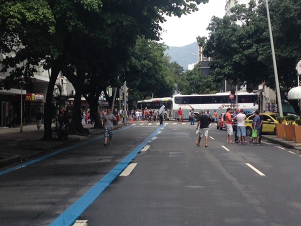 Apenas pedestres circulavam pela Rua Visconde de Pirajá, que estava interditada. (Foto: G1)