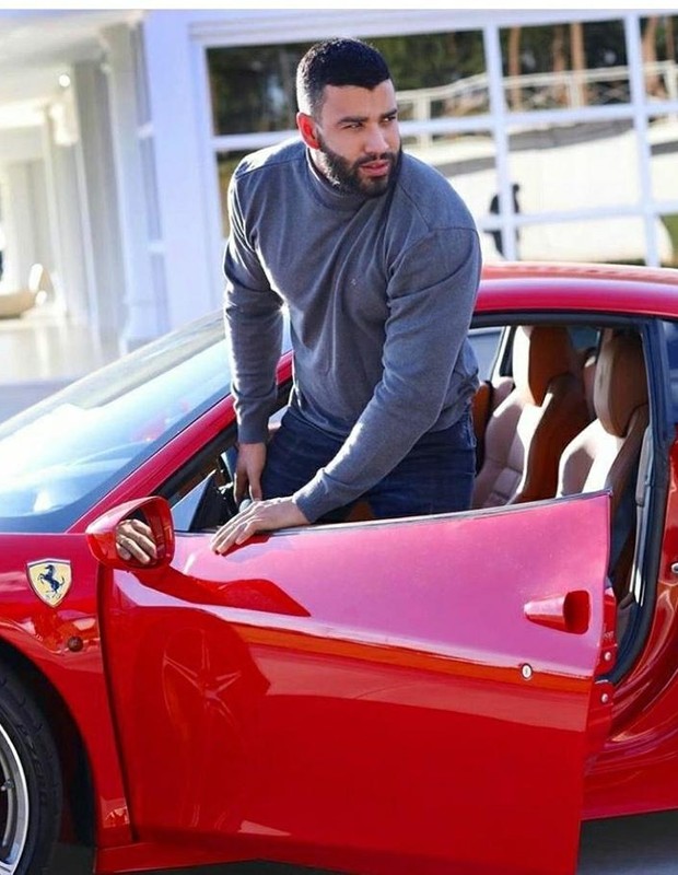 Gusttavo Lima e uma de suas Ferrari (Foto: Reprodução/Instagram)