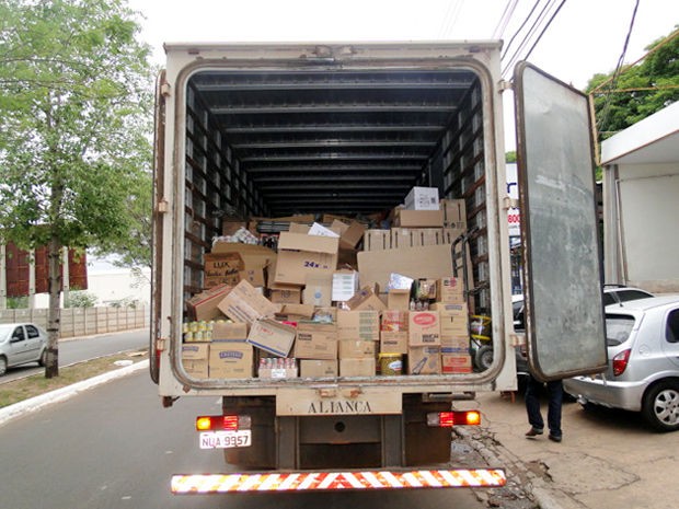 Dupla rendeu motorista e tentou roubar carga de mercadorias avaliada em R$ 75 mil (Foto: CR2/PM)