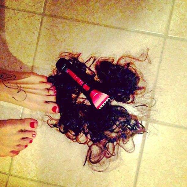 Nanda Costa posta foto de cabelos no chão (Foto: reprodução do Instagram)