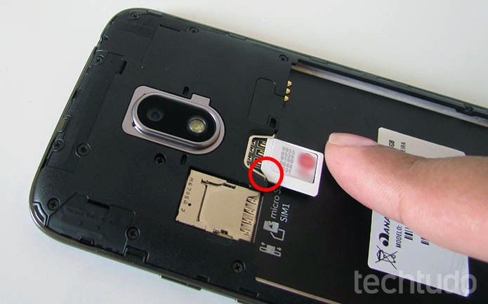 Insira os chips na posição correta no Moto G 4 Play (Foto: Paulo Alves/TechTudo) Insira os chips na posição correta no Moto G 4 Play (Foto: Paulo Alves/TechTudo)