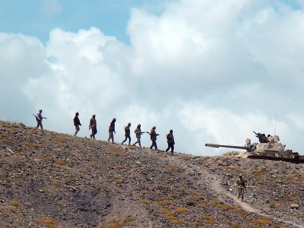 Militantes da resistência leais ao presidente do Iêmen Abd-Rabbu Mansour Hadi são vistos em uma colina com vista para a base aérea de al-Anad, na província do sul do país  (Foto: Reuters)