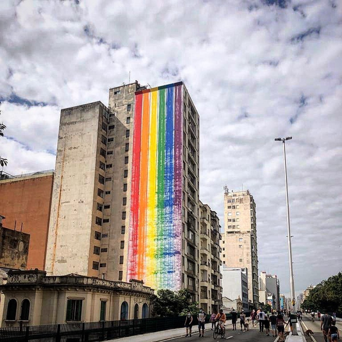 Bandeira de 40 m, localizada no Minhocão, centro de São Paulo, feita por Guto Requena (Foto: Reprodução / Instagram @gutorequena  )