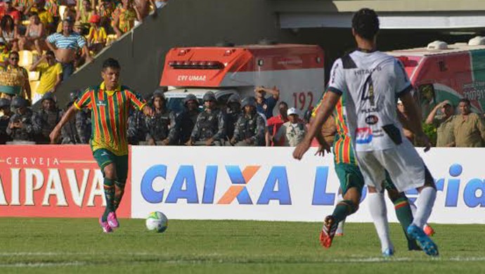 Eloir domina a bola em jogo do Sampaio contra a Ponte Preta - foto maior (Foto: Márcio Melo / Divulgação / Sampaio Corrêa)