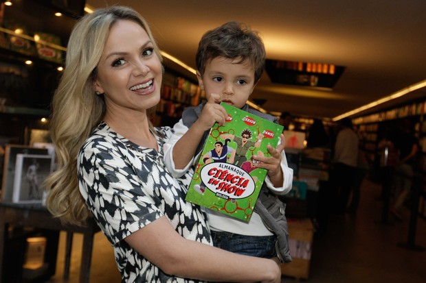 Eliana leva filho em lançamento de livro em SP (Foto: Leo Franco / Agnews)