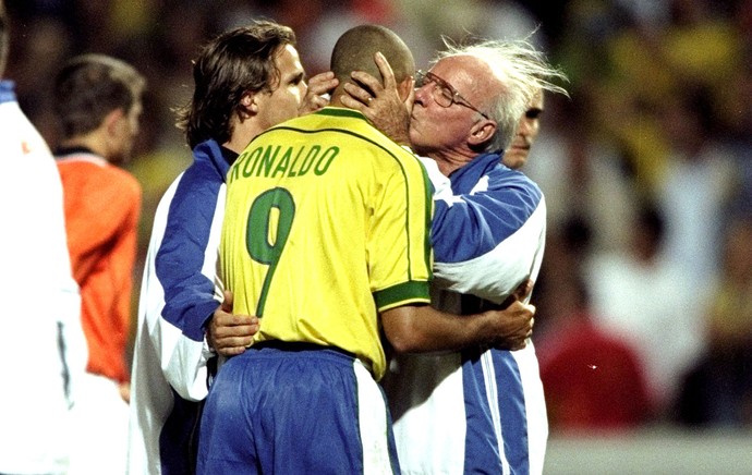Zagallo com Ronaldo na Copa do Mundo de 1998 (Foto: Getty Images)