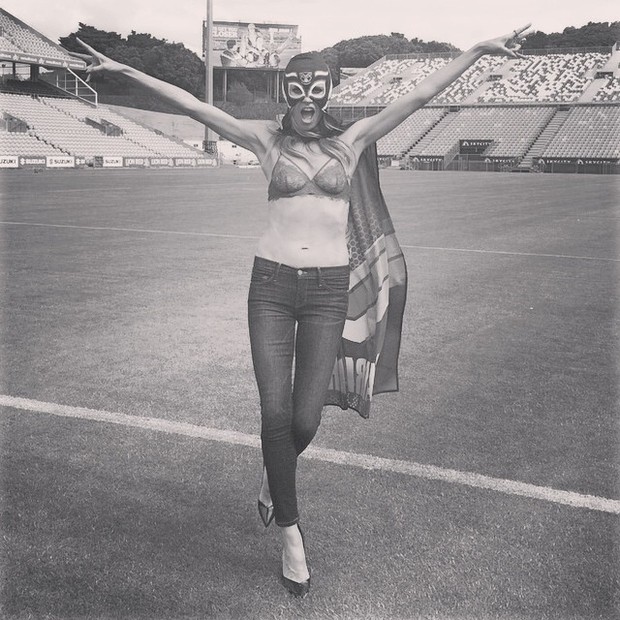 Mascarada, Heidi Klum posa de sutiã em estádio de rugby na Nova Zelândia (Foto: Instagram/ Reprodução)