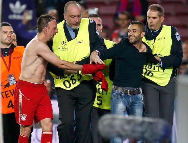 Ribery camisa torcedor Bayern de Munique Barcelona (Foto: Reuters)