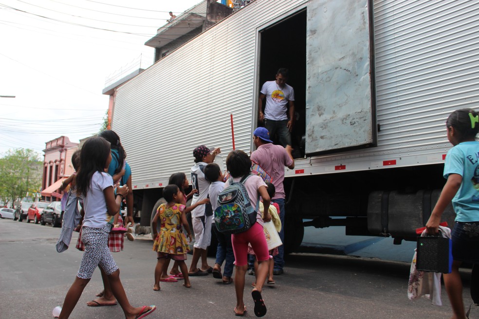 Famílias foram levadas para cinco abrigos em bários diferentes de Manaus (Foto: Adneison Severiano/G1 AM)