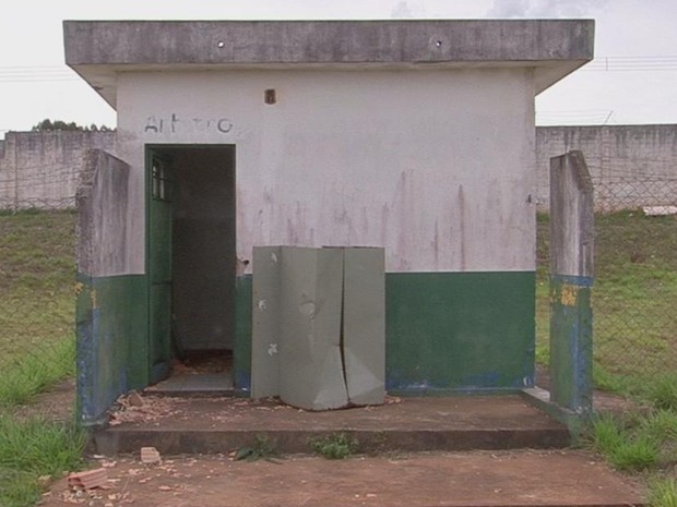 Banheiro fica em um campo de futebol abandonado (Foto: Reprodução/ TV TEM) Banheiro fica em um campo de futebol abandonado (Foto: Reprodução/ TV TEM)
