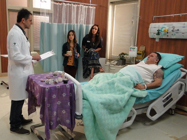O médico Lorenzo dá a notícia que Nando está com hepatite C (Foto: Malhação / Tv Globo)