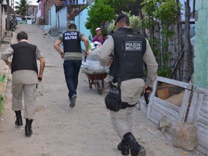 Policiais militares iniciaram operação para cumprir oito mandados em João Pessoa (Foto: Walter Paparazzo/G1)