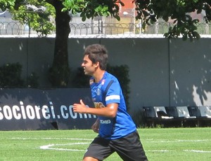 Recuperado de lesão na coxa esquerda, Crystian voltou a treinar com bola no CT (Foto: Marcelo Hazan /globoesporte.com)