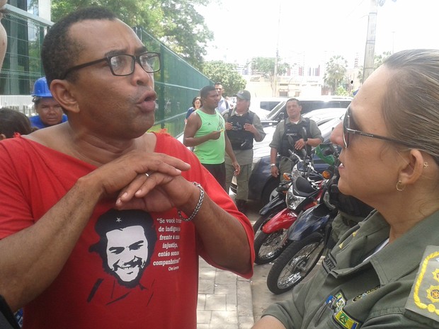 Líder comunitário tenta acordo após chegada da Polícia Militar (Foto: Gustavo Almeida/G1) Líder comunitário tenta acordo após chegada da Polícia Militar (Foto: Gustavo Almeida/G1)