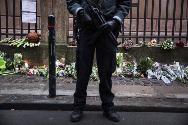  Policial é visto em frente a sinagoga onde ocorreu um dos ataques em Copenhague (Foto: AP photo/Polfoto, Niels Hougaard)