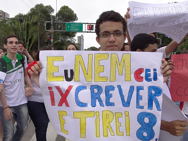 Protesto contra peso da redação do Enem - Recife (Foto: Luna Markman / G1)