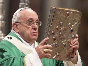 Papa Francisco é visto durante missa neste domingo (15) com cerca de 160 cardeais de todo o mundo no Vaticano (Foto: Andrew Medichini/AP)