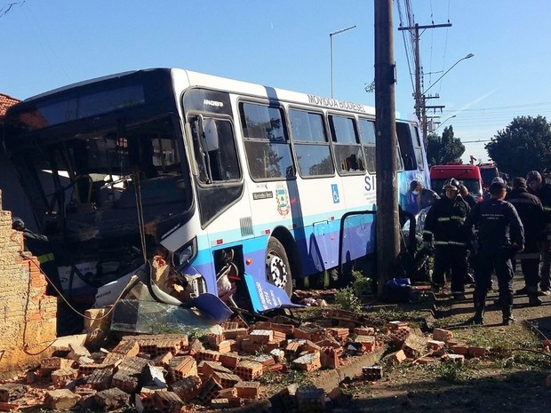 Ônibus invadiu casa no Jardim Aeroporto, em Limeira, matou mulher e deixou criança ferida (Foto: Ricardo da Silva)