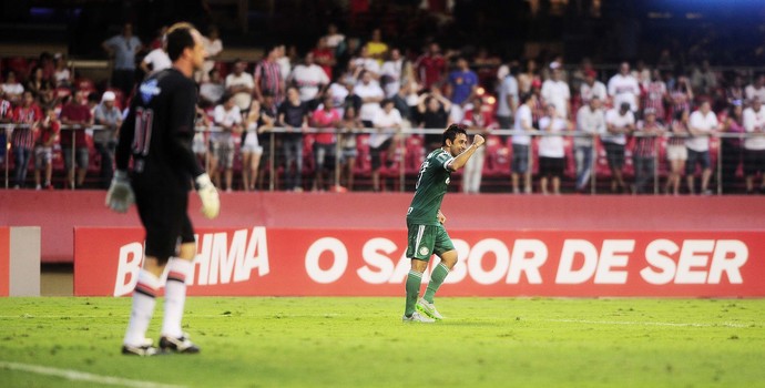 Robinho rebate pressão no Verdão e vibra com 'marca' na carreira de Ceni