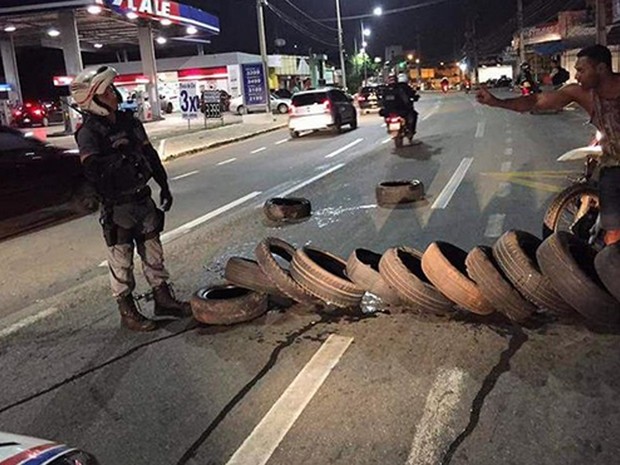 Batalhão Tiradentes evita queima de pneus em avenida de São Luís (Foto: Divulgação/PM-MA)