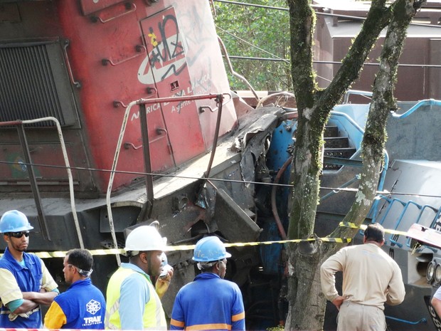 Trens ficaram destruídos após acidente (Foto: Roberto Strauss/G1)