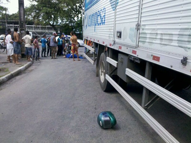Caminhão colidiu com motoqueiro, que estava sem capacete (Foto: Kety Marinho/Globo Nordeste)