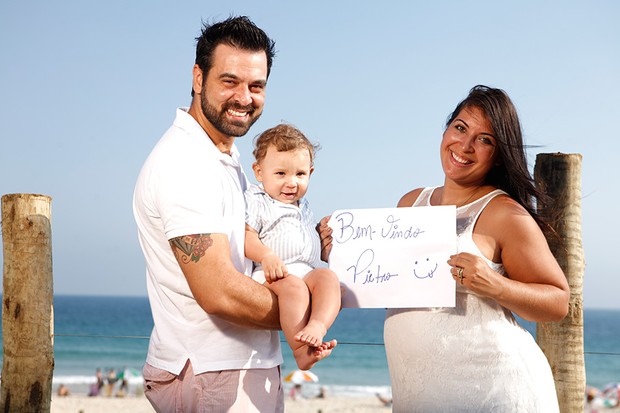 Priscila Pires posa com a família (Foto: Marcos Serra Lima / EGO)