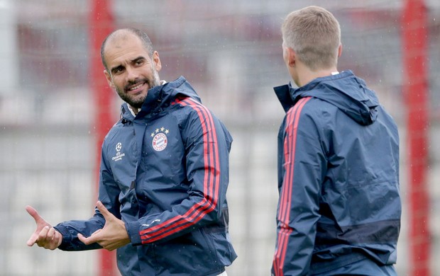 Pep Guardiola e Bastian Schweinsteiger treino Bayern de Munique (Foto: AP)