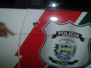 Viatura foi alvejada no tiroteio (Foto: Polícia Civil/Divulgação)