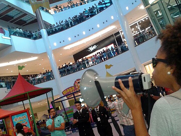 Rolezinho no Shopping Riomar, no Recife (Foto: Luna Markman / G1)