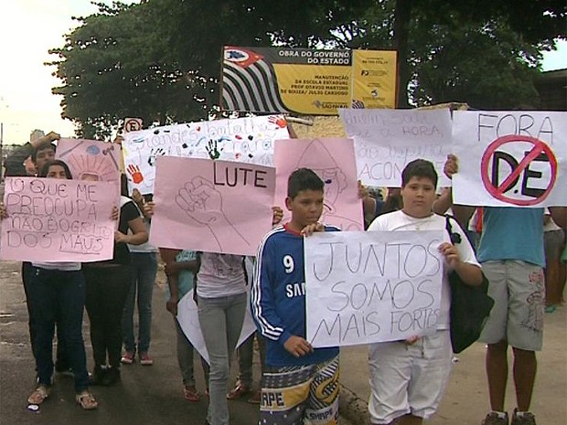 Alunos protestam em frente a Escola Estadual Otávio Martins de Souza, em Franca (Foto: Márcio Meirelles/G1)