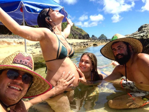 Carol Castro com amigos em Fernando de Noronha (Foto: Reprodução/Instagram)