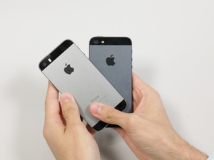 Quase irmãos: iPhone 5 e 5S parece idênticos ao olhar do usuário (Foto: G1)