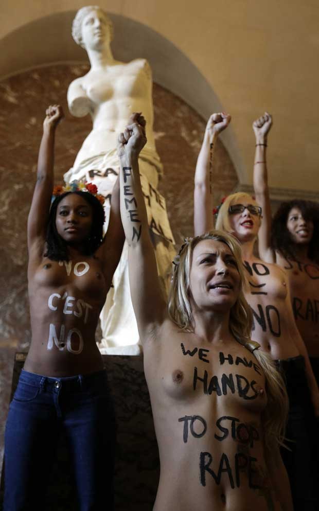 As integrantes do Femen se concentraram na frente da estátua Vênus de Milo (Foto: Reuters)