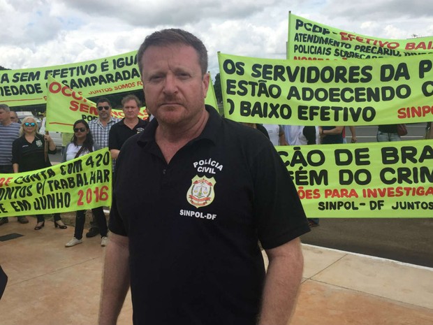 Presidente do Sindicato dos Policiais Civis do DF, Rodrigo Franco (Gaúcho), durante ato em frente ao Palácio do Buriti (Foto: Jéssica Nascimento/G1)