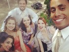 Rafael Cardoso posta selfie com atores de 'Joia rara' durante gravação