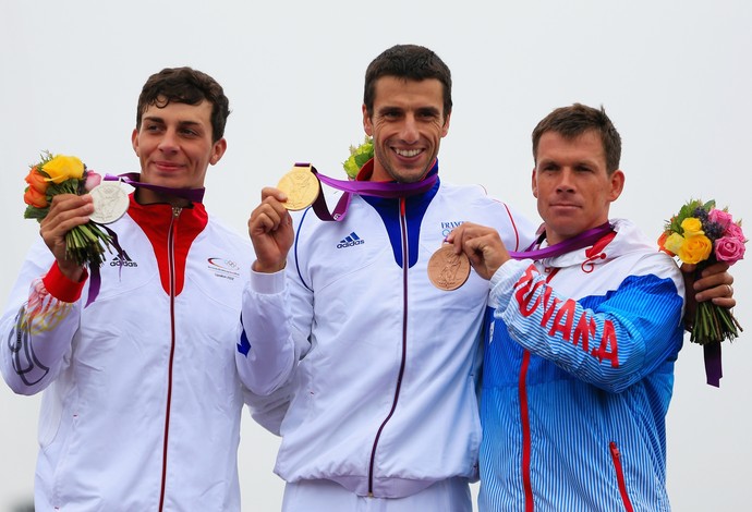 Tony Estanguet (no centro) após o ouro olímpico em Londres 2012 (Foto: Phil Walter / Getty Images Sport)