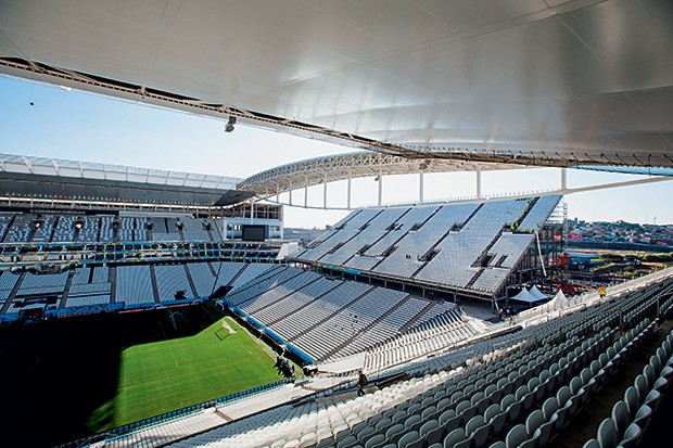 DE PÉ A Arena Corinthians, conhecida como Itaquerão. Sua construção envolveu interesses políticos (Foto: Eduardo Anizelli/Folhapress) DE PÉ A Arena Corinthians, conhecida como Itaquerão. Sua construção envolveu interesses políticos (Foto: Eduardo Anizelli/Folhapress)