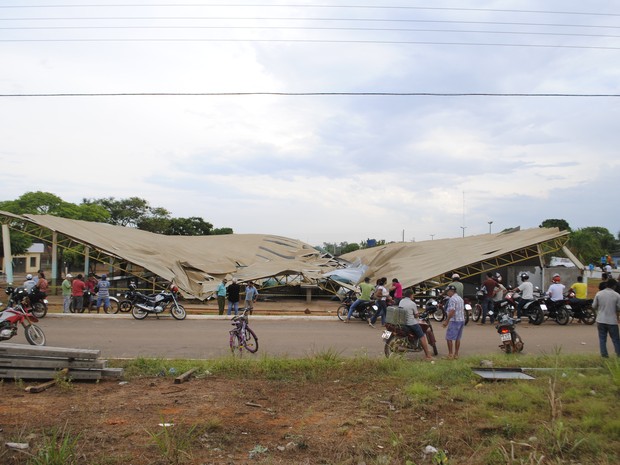 Estrutura da Feira do Agricultor de São Miguel do Guaporé caiu (Foto: Assessoria/Prefeitura)