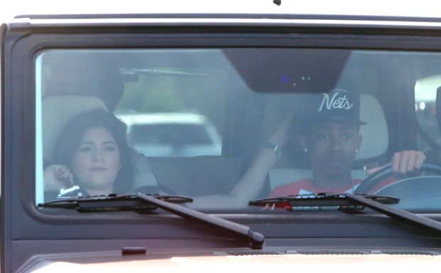 X17_Kylie Jenner é flagrada ao lado de amigo do Justin Bieber (Foto: X17)